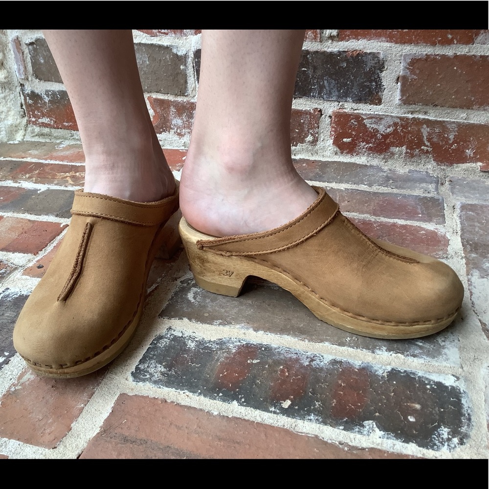 Sven Original front seam Nu Buc clog in honey color size 37 Mid Heel